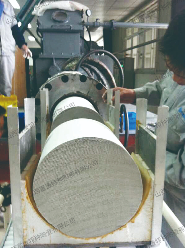 臥式成型機(jī) extruder.jpg